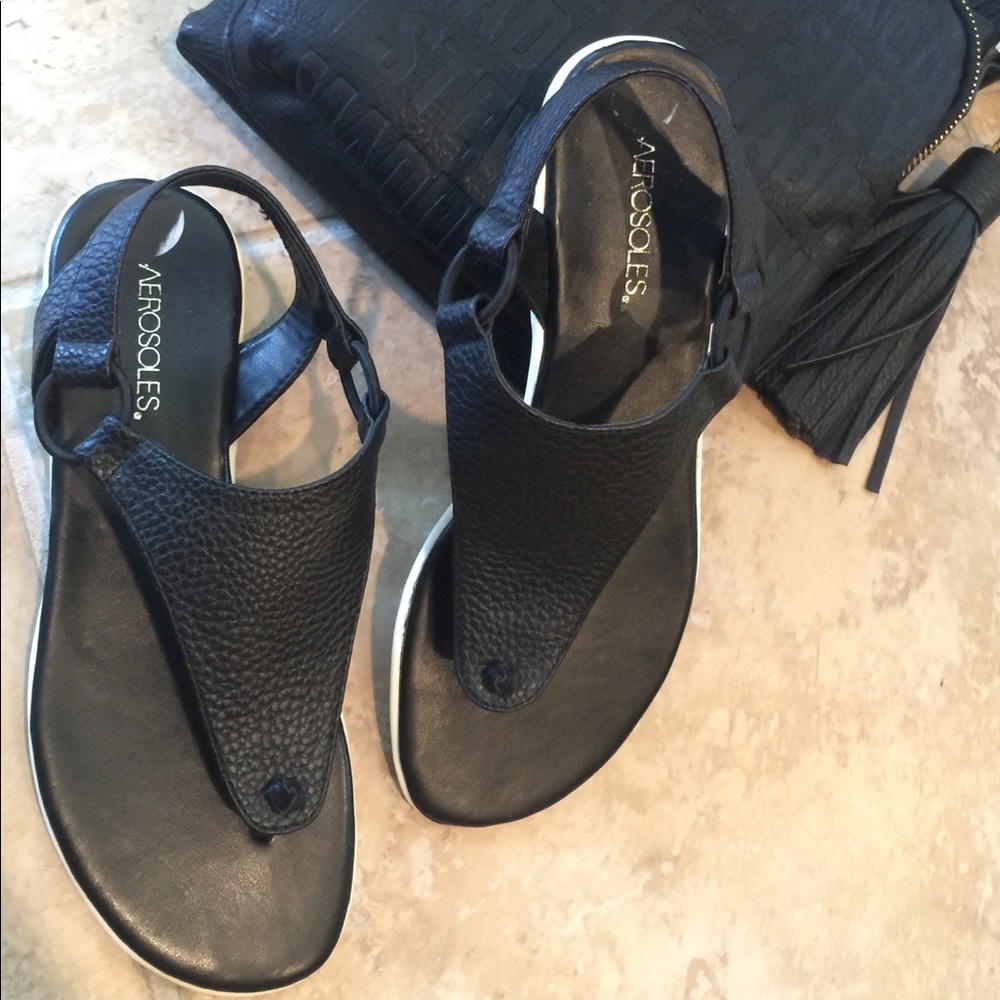 NWOT AEROSOLES Black & White Thong Sandals - Picture 2 of 8